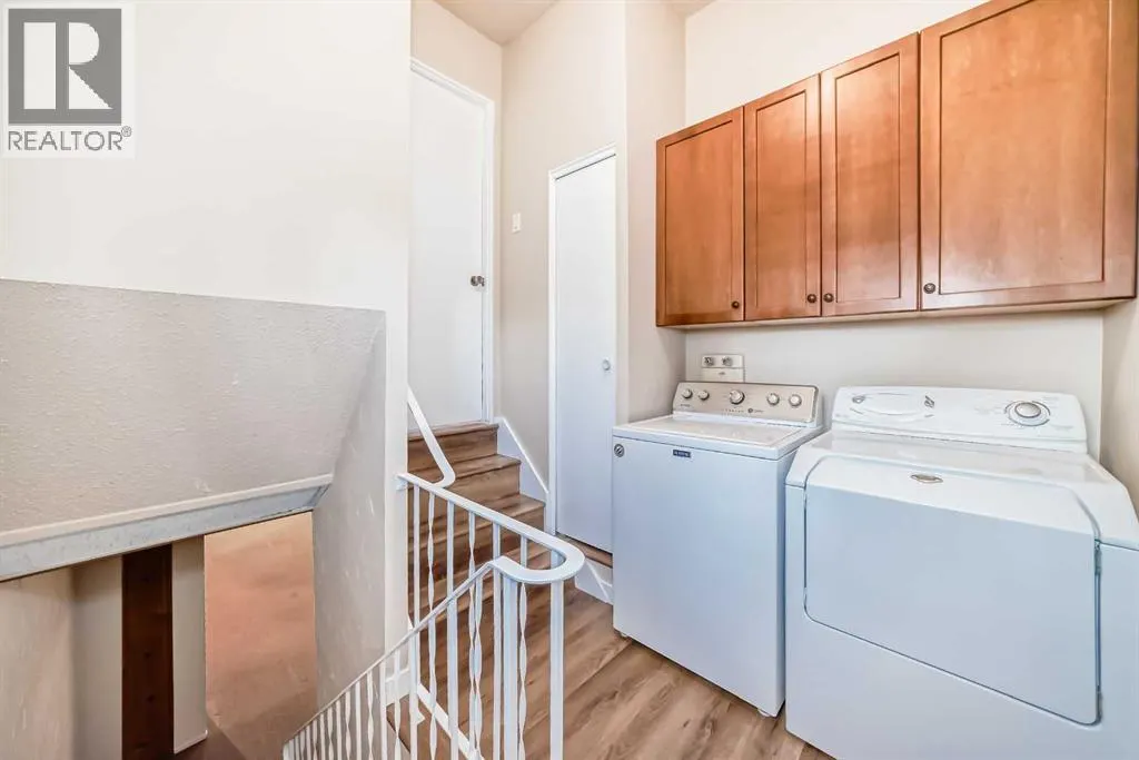 255 Parkwood Close SE