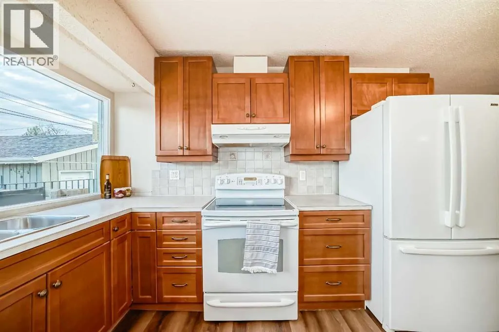 255 Parkwood Close SE