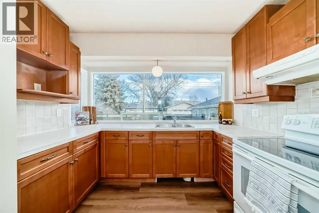 255 Parkwood Close SE