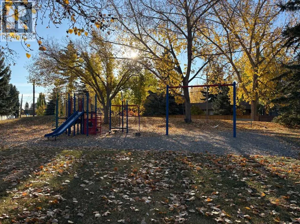 255 Parkwood Close SE