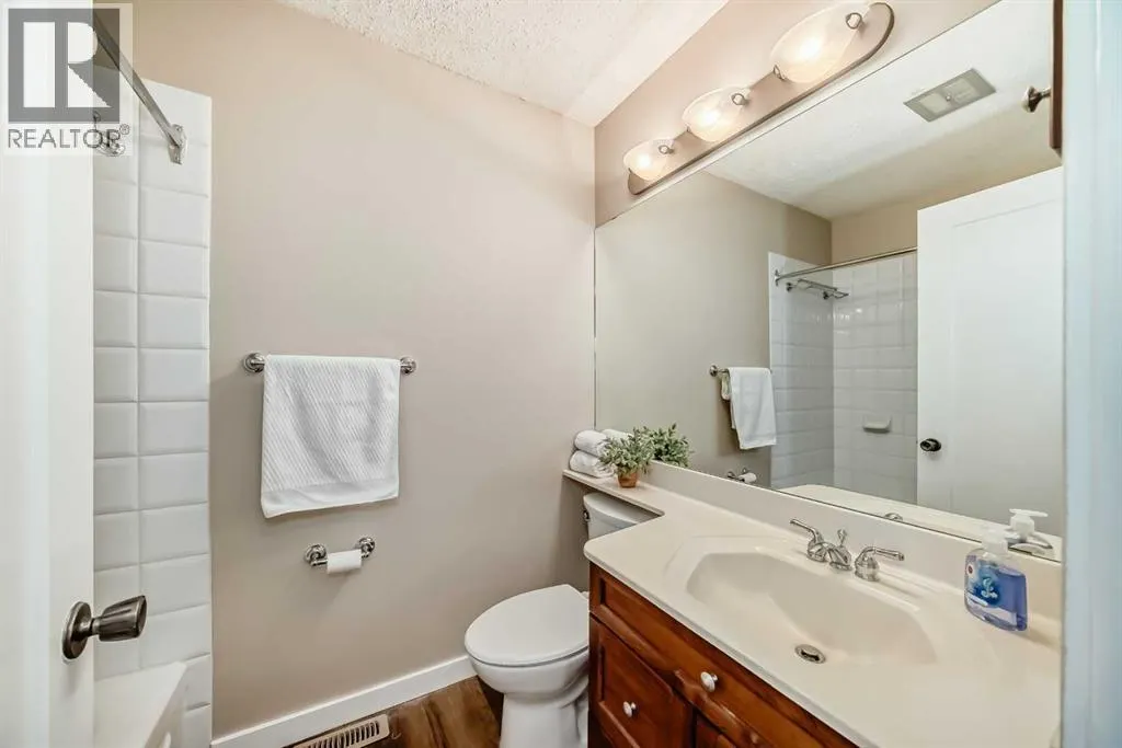 255 Parkwood Close SE