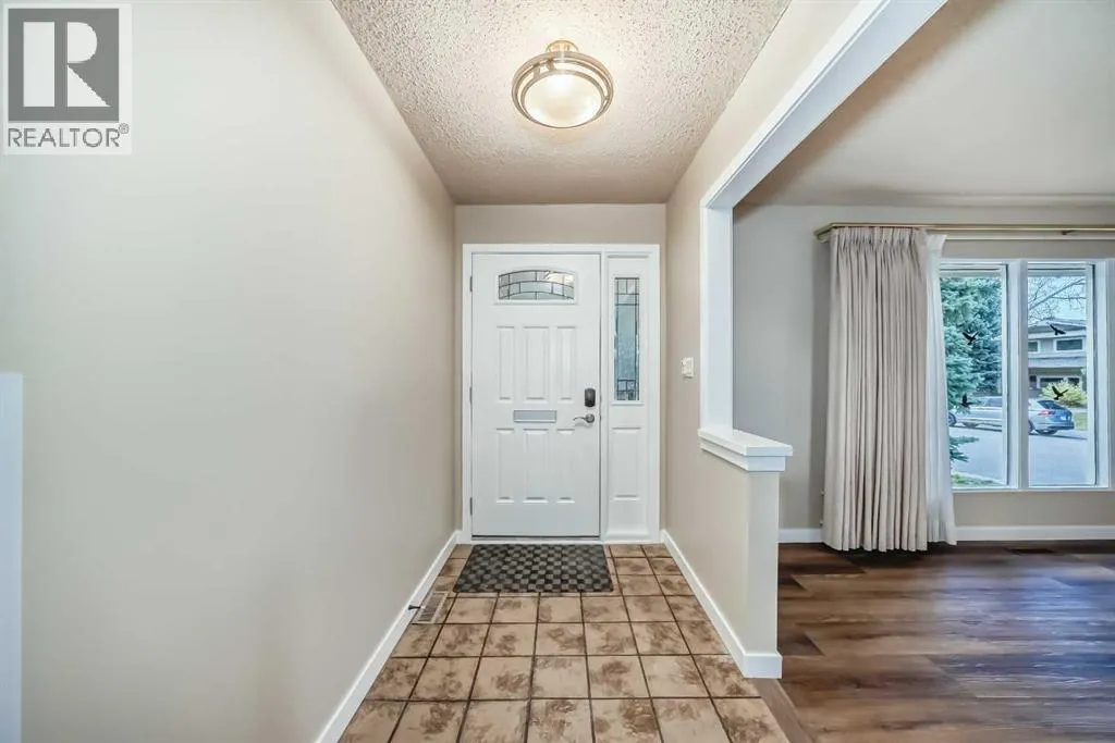 255 Parkwood Close SE