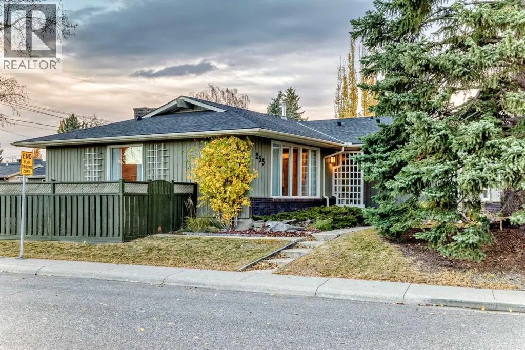 255 Parkwood Close SE