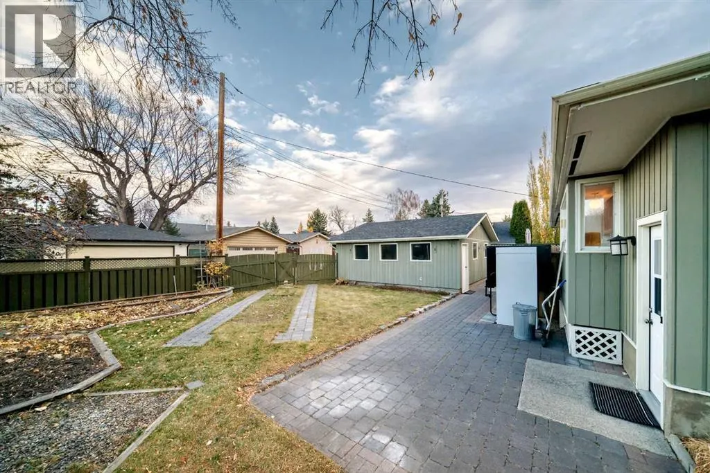 255 Parkwood Close SE