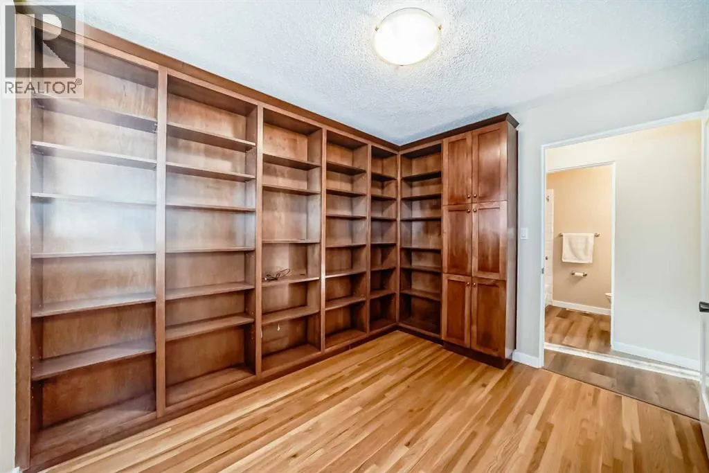 255 Parkwood Close SE