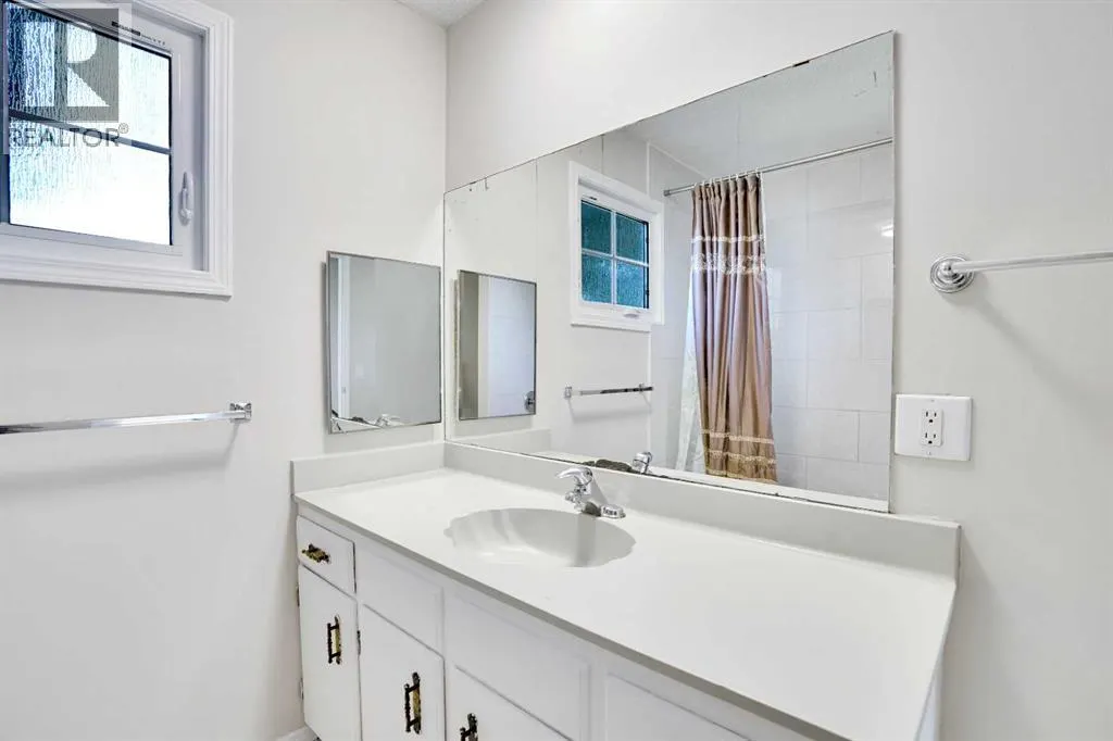 524 Whitehorn Way NE