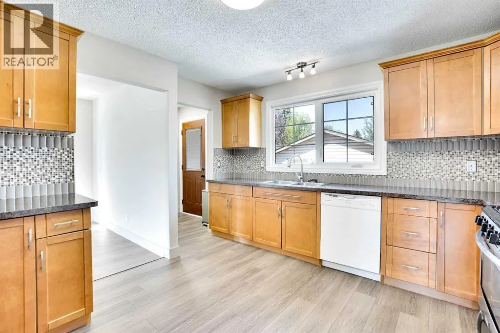 524 Whitehorn Way NE