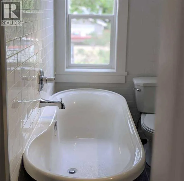 866 Balmoral Street SE