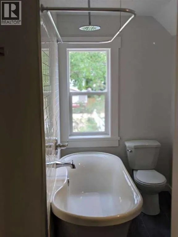 866 Balmoral Street SE