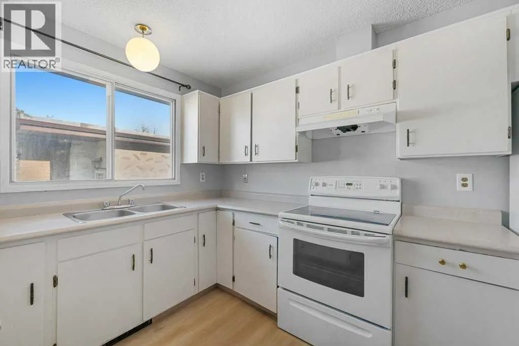 53,55 Dovercliffe Way SE