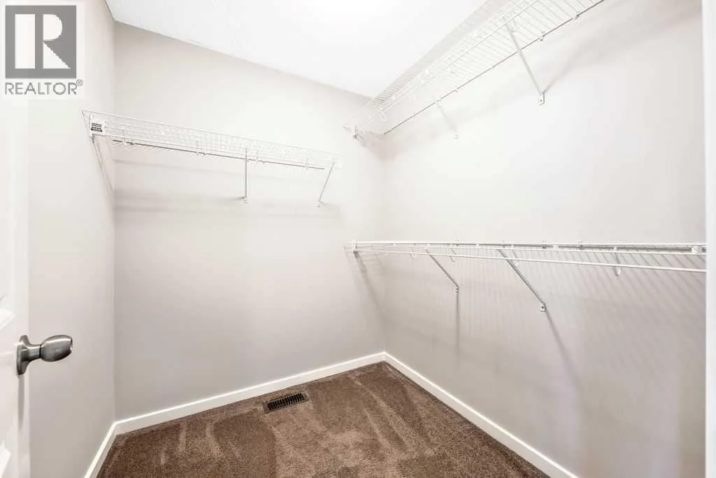 37 Marquis Common SE