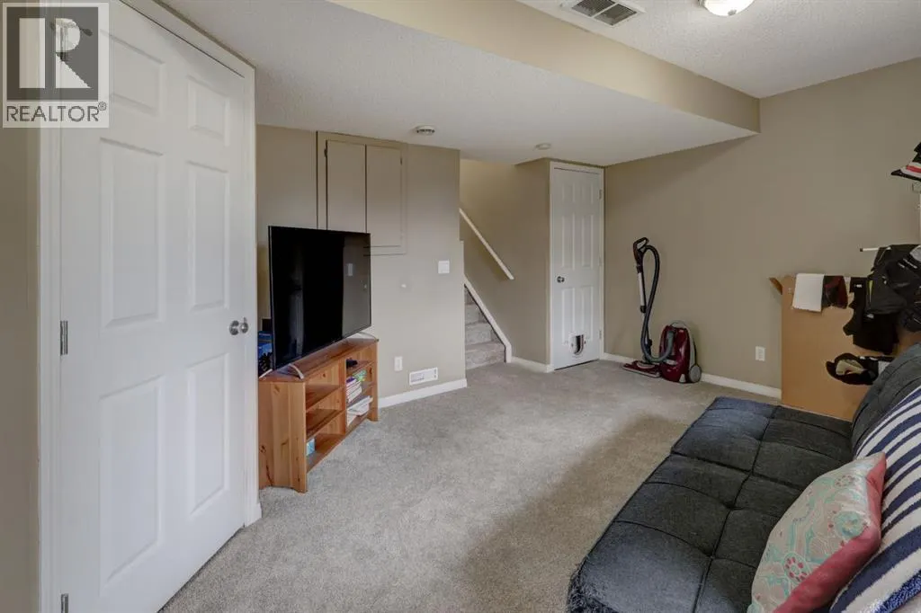 82 Country Hills Cove NW