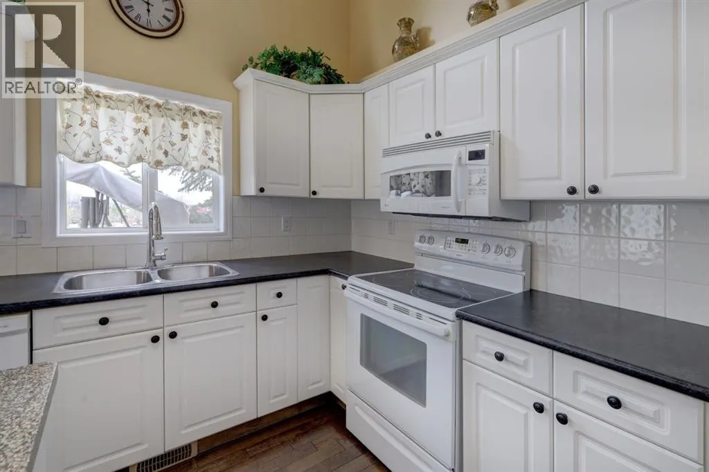 82 Country Hills Cove NW