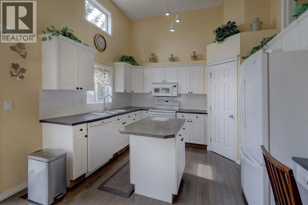 82 Country Hills Cove NW