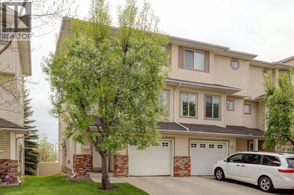 82 Country Hills Cove NW