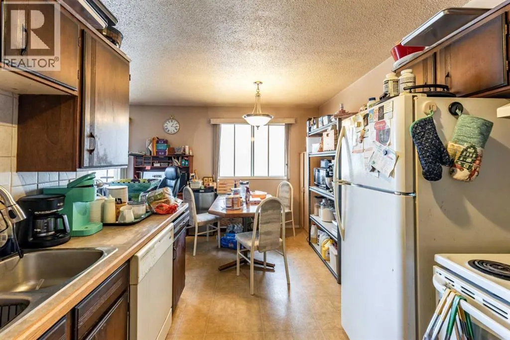 2555 & 2557 Thompson Crescent SE