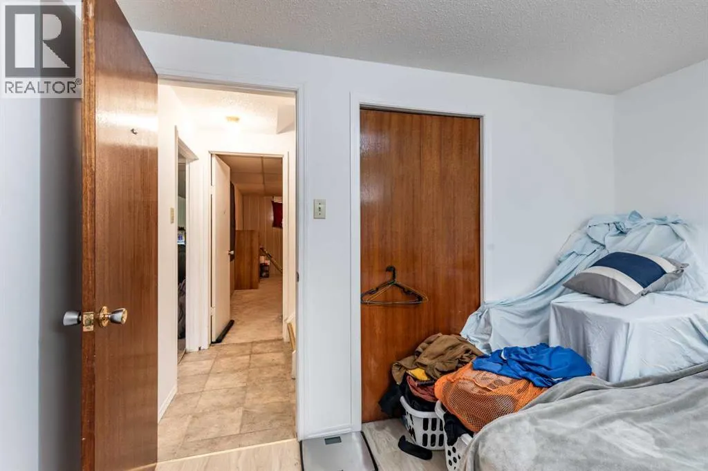 2555 & 2557 Thompson Crescent SE