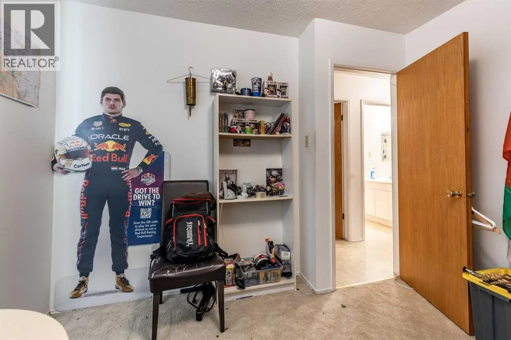 2555 & 2557 Thompson Crescent SE