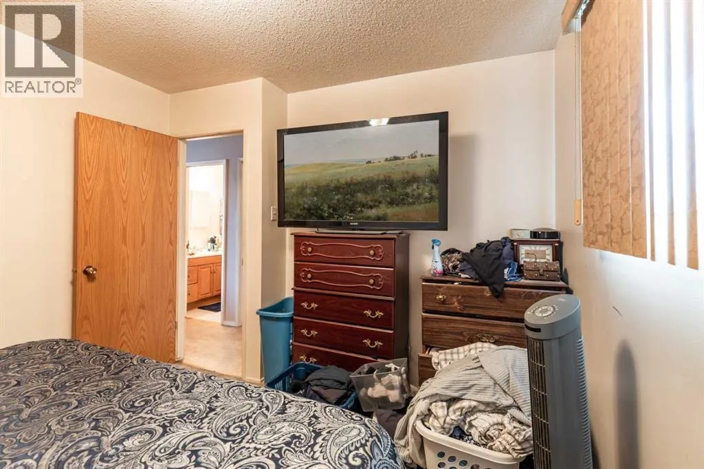 2555 & 2557 Thompson Crescent SE