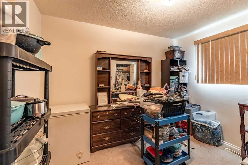 2555 & 2557 Thompson Crescent SE