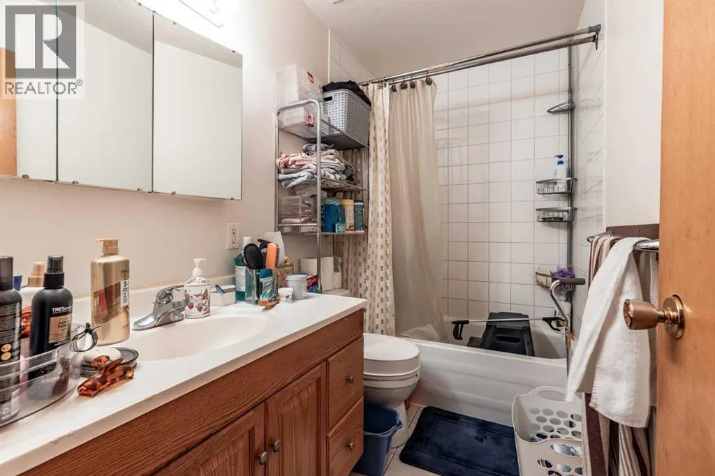 2555 & 2557 Thompson Crescent SE