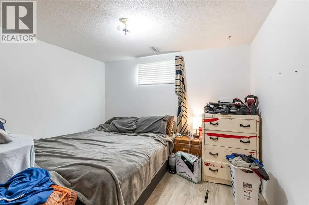 2555 & 2557 Thompson Crescent SE