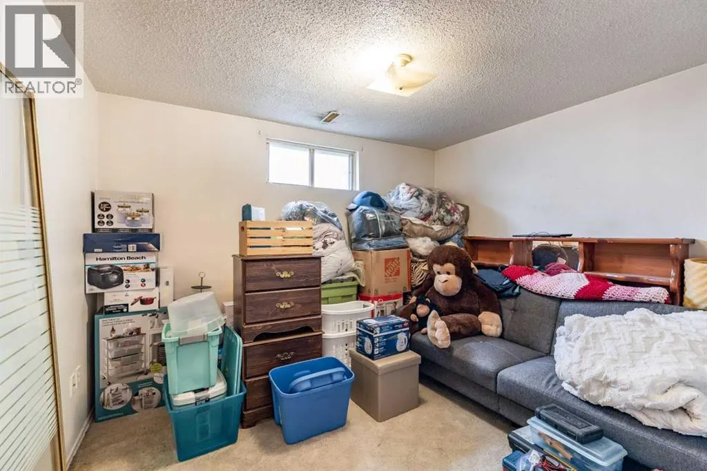 2555 & 2557 Thompson Crescent SE