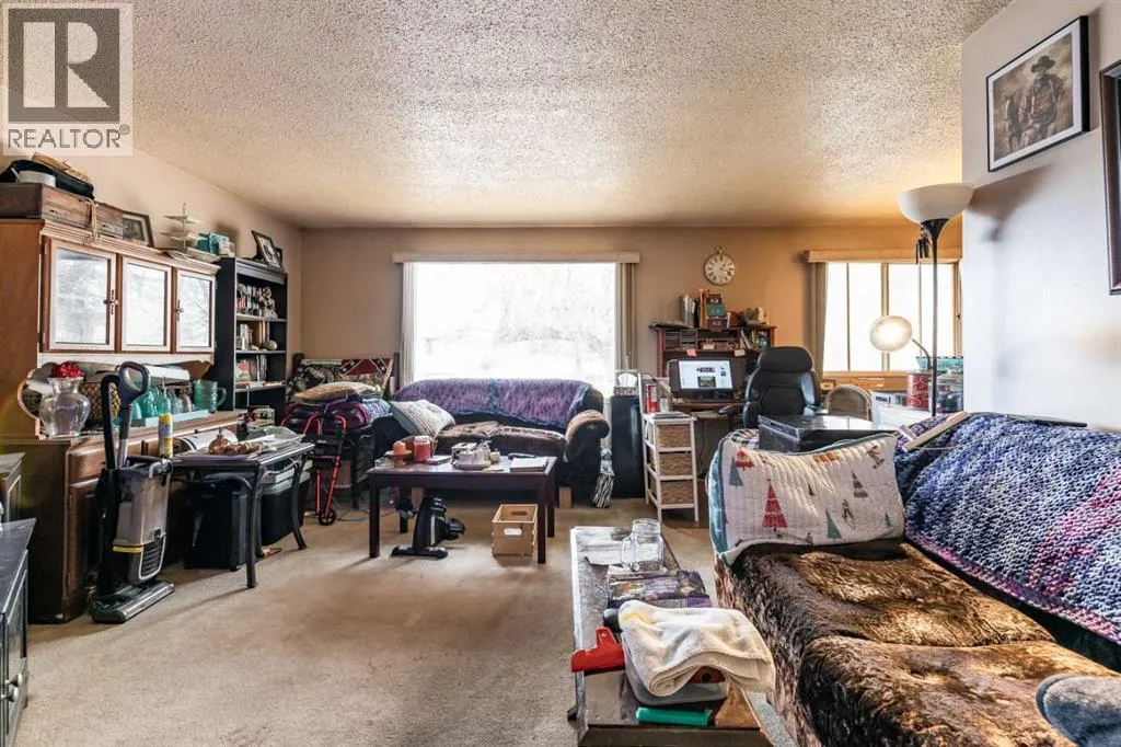 2555 & 2557 Thompson Crescent SE