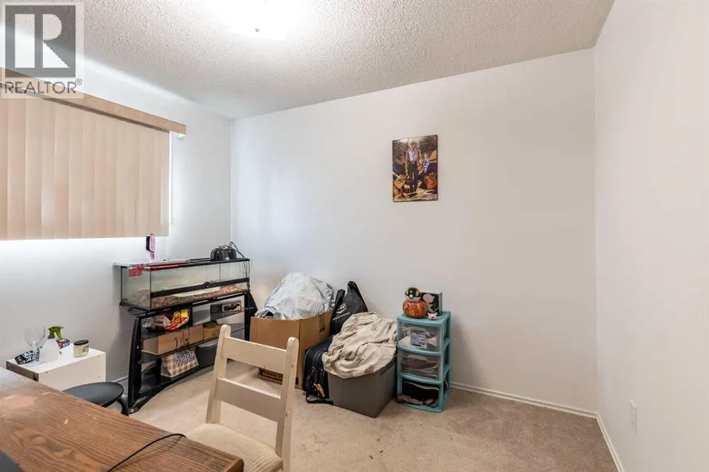 2555 & 2557 Thompson Crescent SE