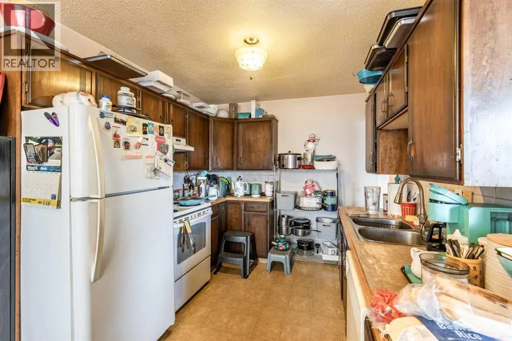 2555 & 2557 Thompson Crescent SE