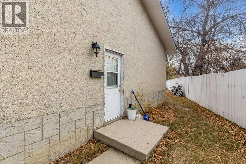 2555 & 2557 Thompson Crescent SE