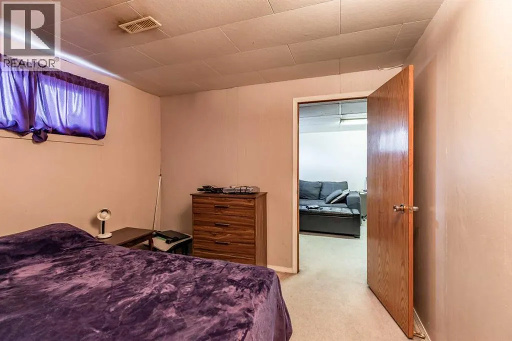 2555 & 2557 Thompson Crescent SE