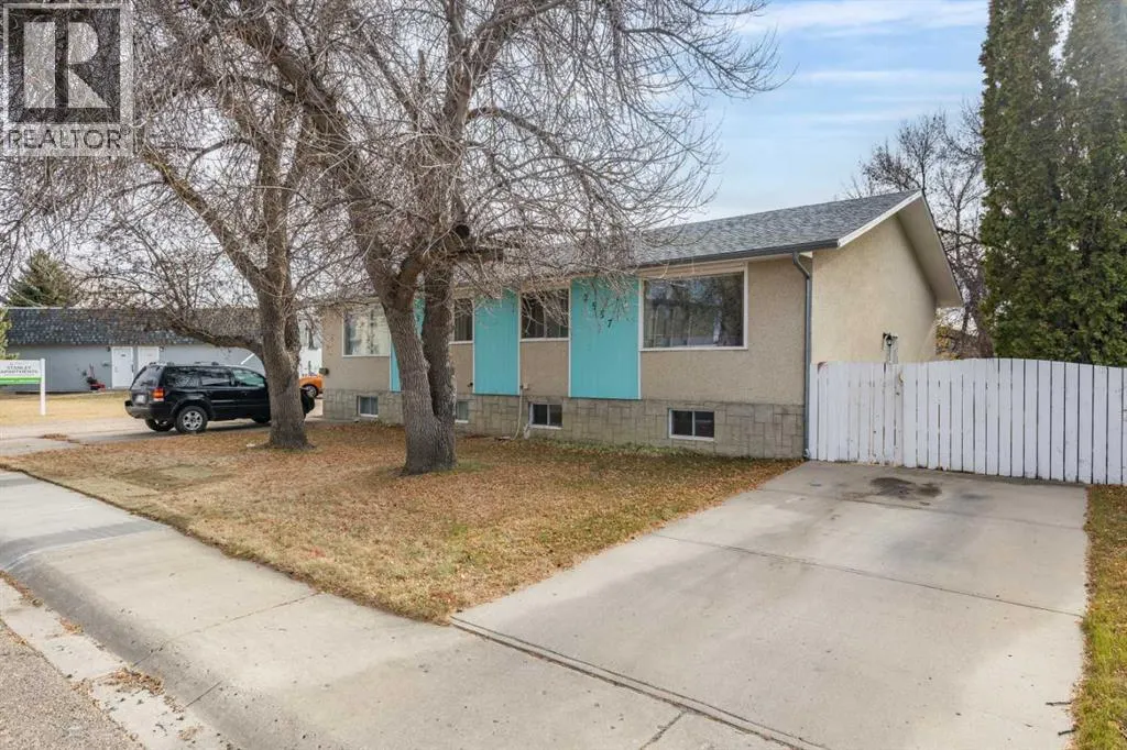 2555 & 2557 Thompson Crescent SE