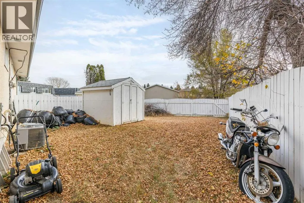 2555 & 2557 Thompson Crescent SE