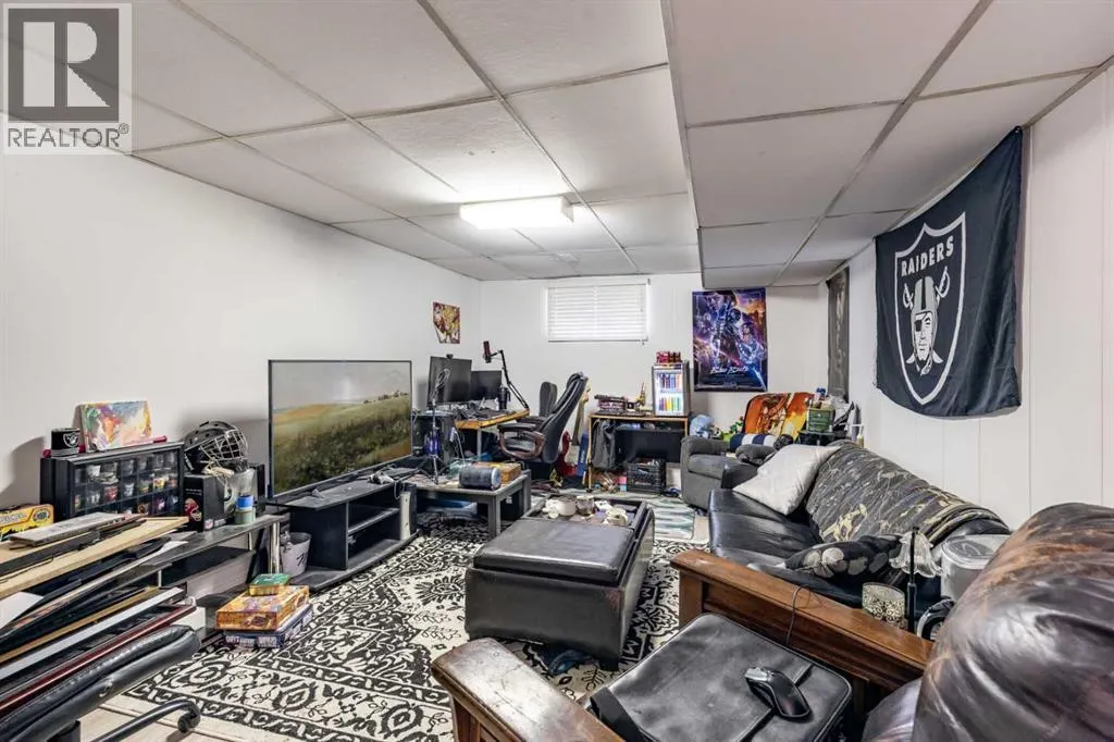 2555 & 2557 Thompson Crescent SE