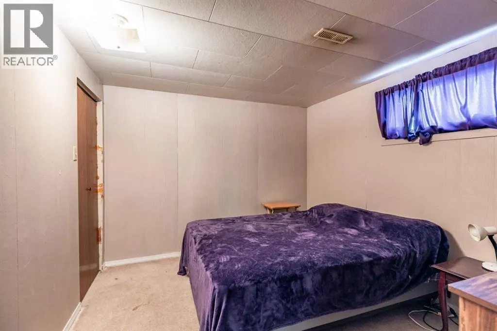 2555 & 2557 Thompson Crescent SE