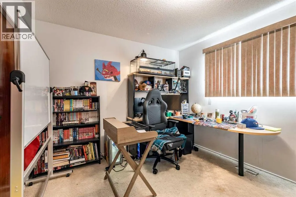 2555 & 2557 Thompson Crescent SE