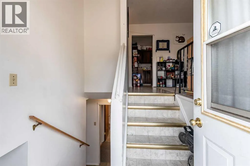 2555 & 2557 Thompson Crescent SE