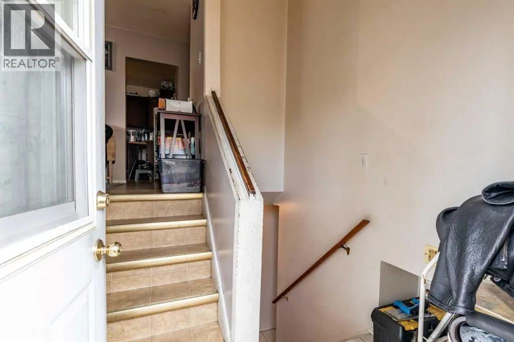 2555 & 2557 Thompson Crescent SE