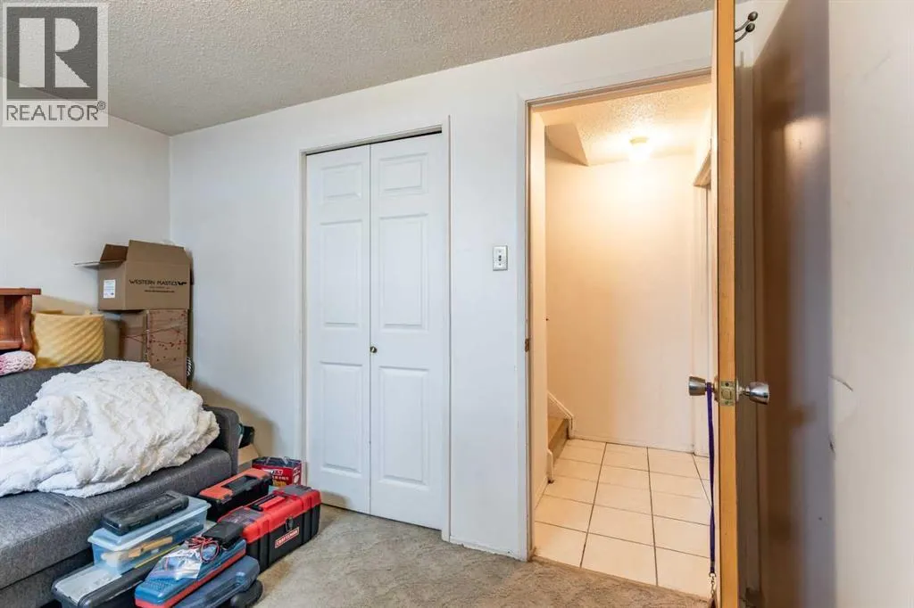 2555 & 2557 Thompson Crescent SE