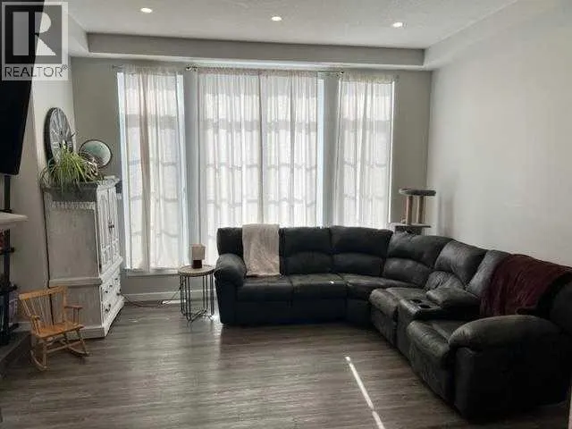 11, 1049 Alberta Avenue