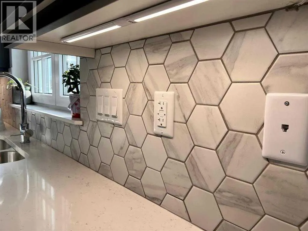 11, 1049 Alberta Avenue