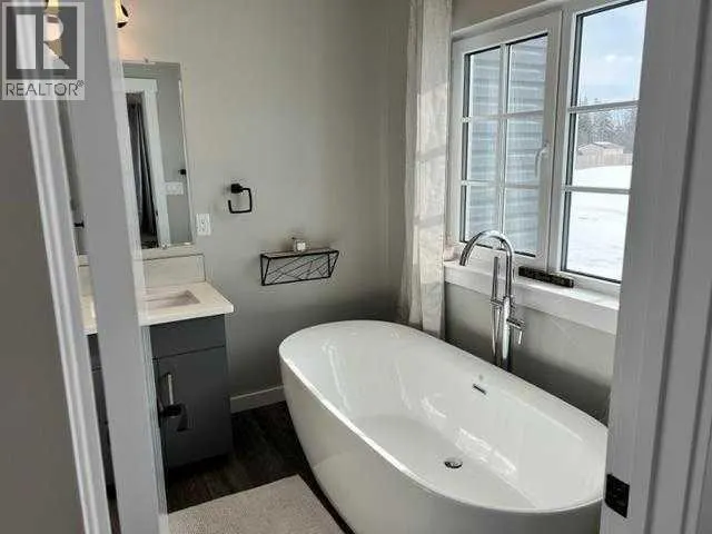 11, 1049 Alberta Avenue