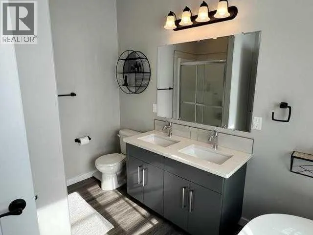 11, 1049 Alberta Avenue