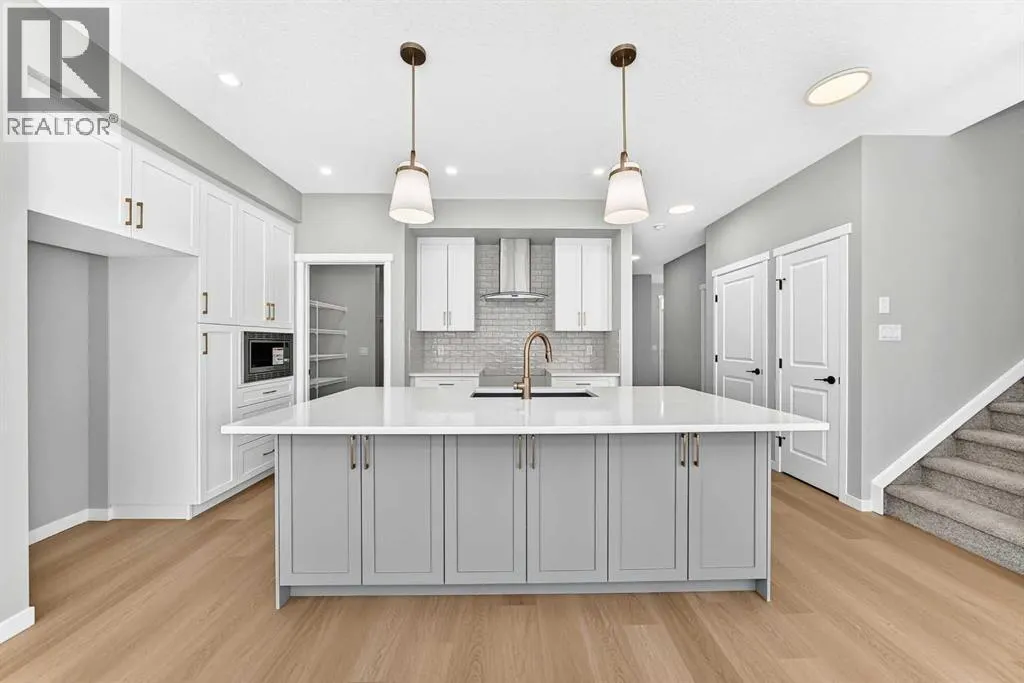 547 Mercado Avenue SE