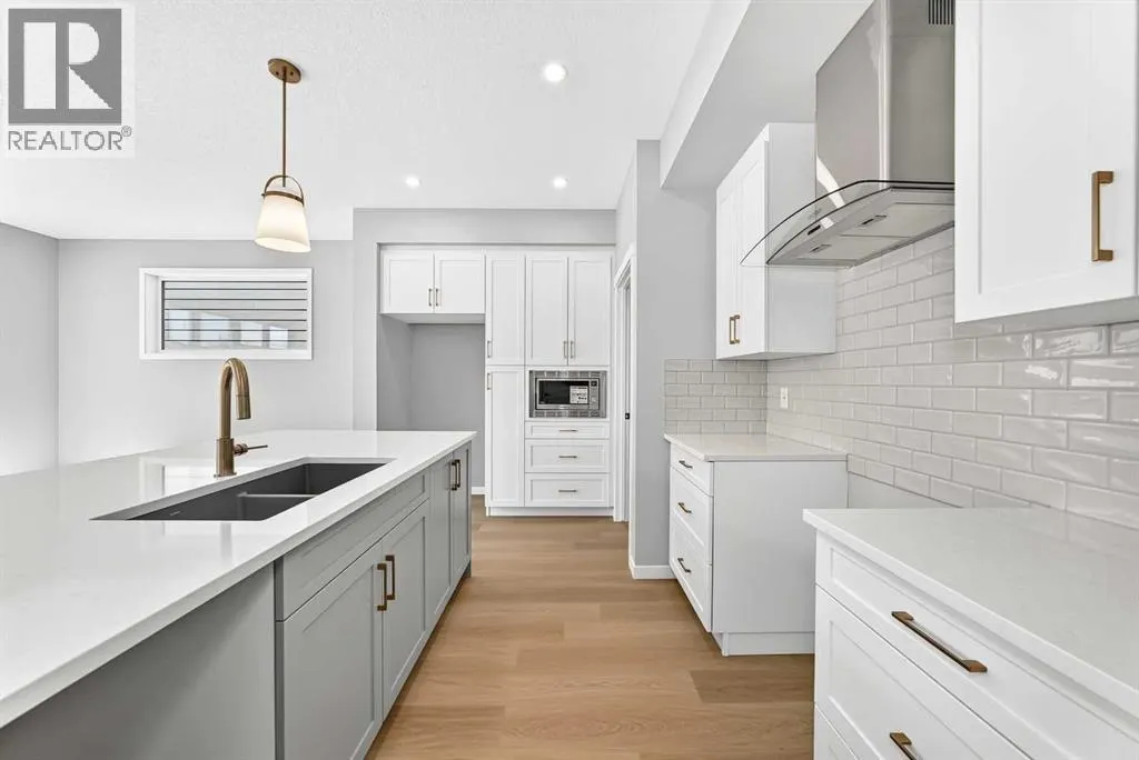 547 Mercado Avenue SE