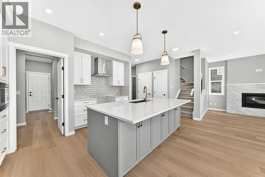 547 Mercado Avenue SE