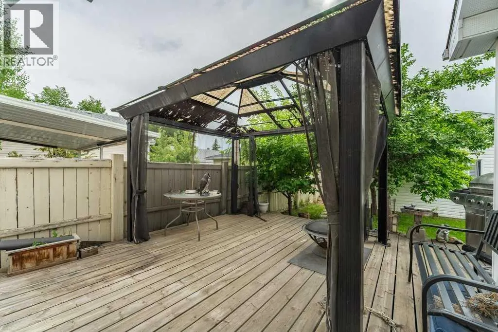 250 Mt Lorette Close SE