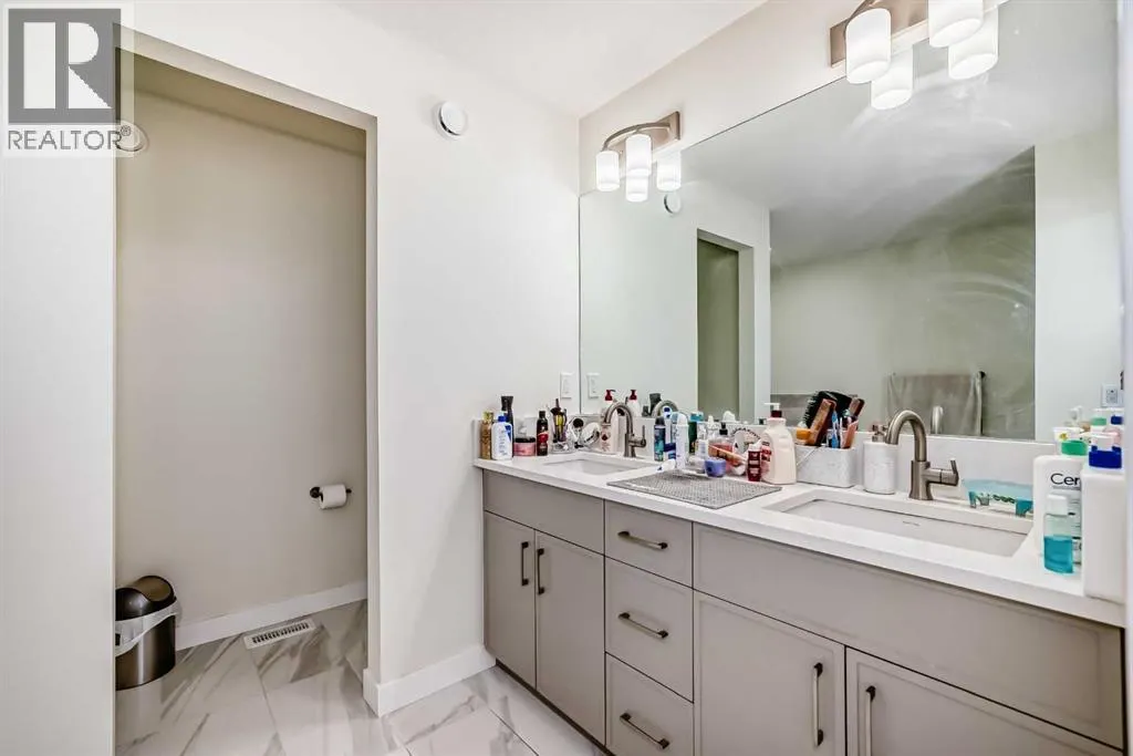 138 Silver Spruce Grove SW