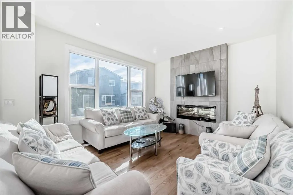 138 Silver Spruce Grove SW